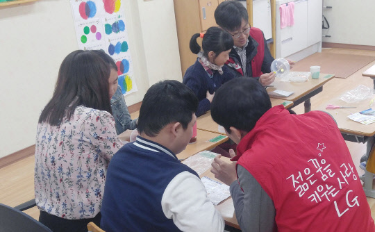 20일 LG전자 임직원 봉사단 40여명이 장애인의 날을 맞아 경기도 오산시 장애인 특수 교육 기관인 성심학교를 방문해 과학교실, 체육활동, 바리스타 직업 체험 등 다양한 행사를 진행했다. 이날 행사에는 LG전자 자회사이자 장애인 표준사업장인 하누리의 임직원들도 함께했다. <LG전자 제공>